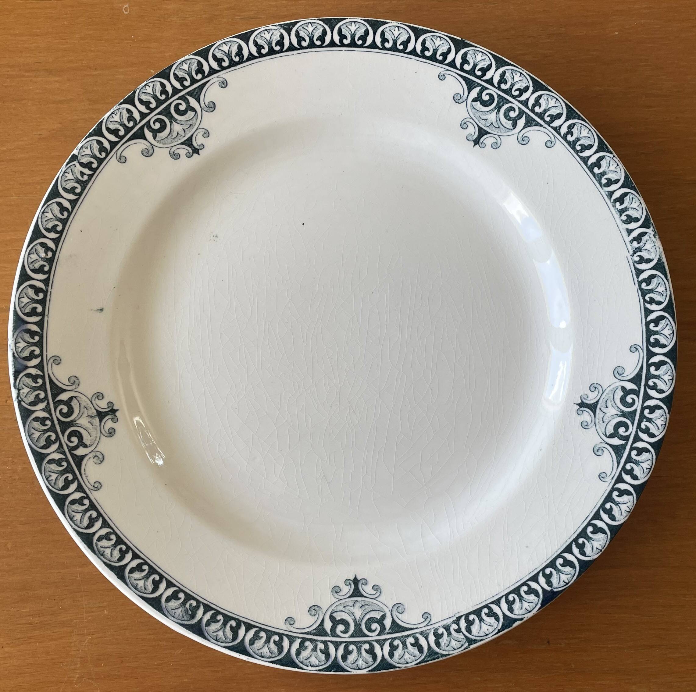 6 antique flat plates in Saint-Amand earthenware (Nord)