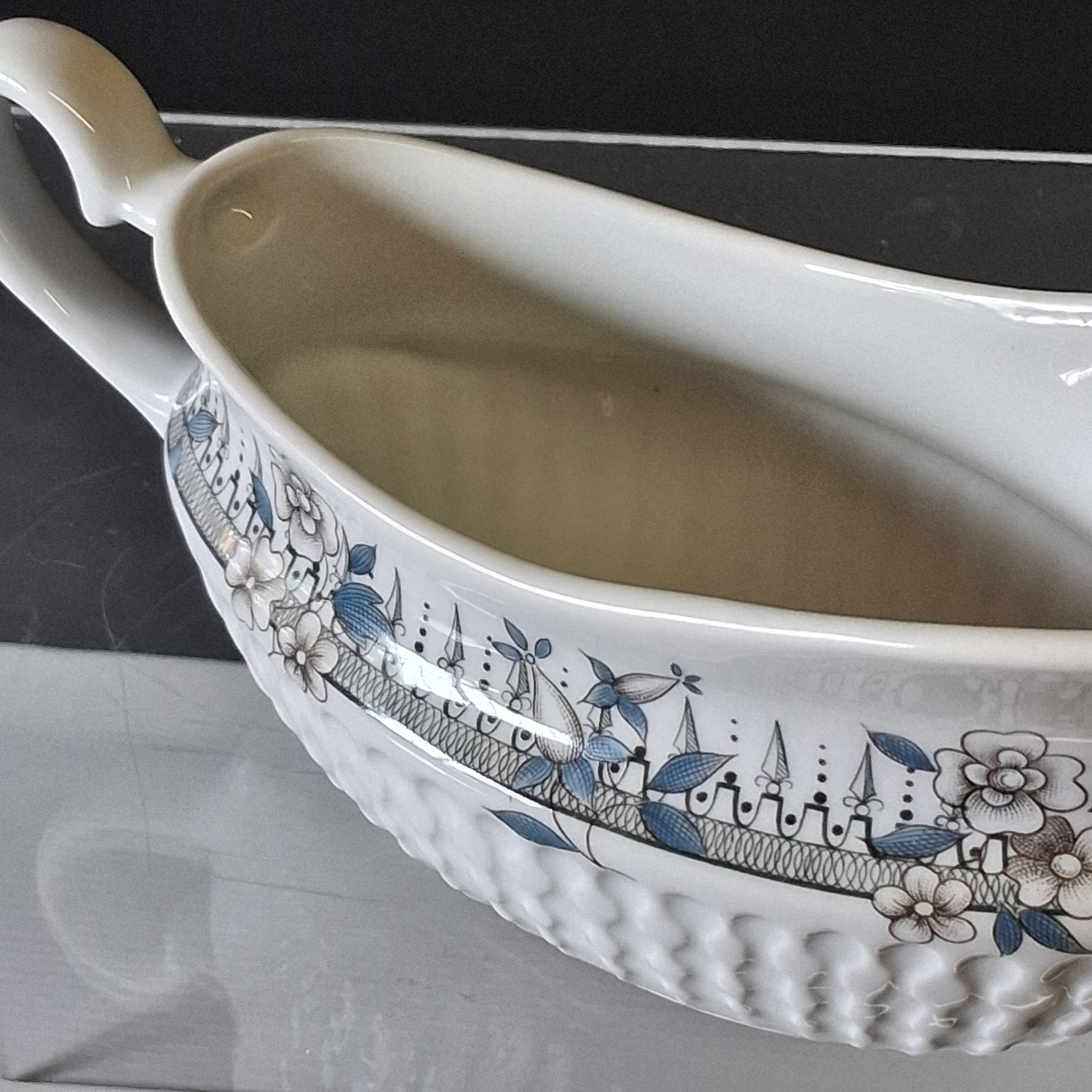 Very pretty porcelain sauceboat with a spout from Chauvigny, France, in very good condition.