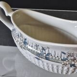 Very pretty porcelain sauceboat with a spout from Chauvigny, France, in very good condition.