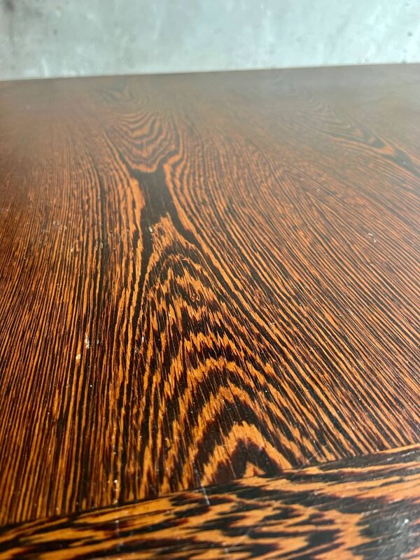 Table à manger en placage de bois brun belge du milieu du siècle avec pieds en chrome — base en métal argenté
