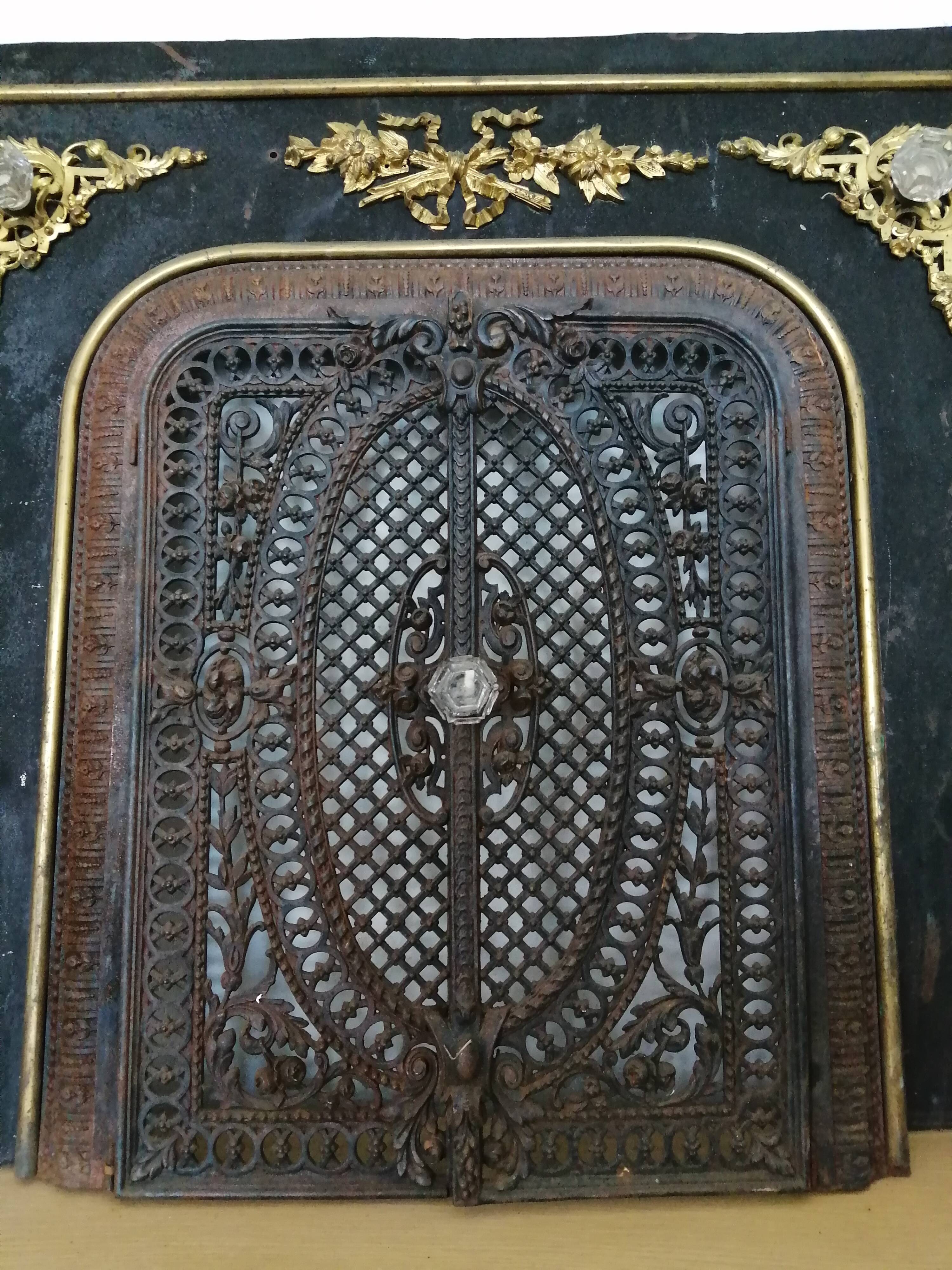 Fireproof adornment against chimney heart