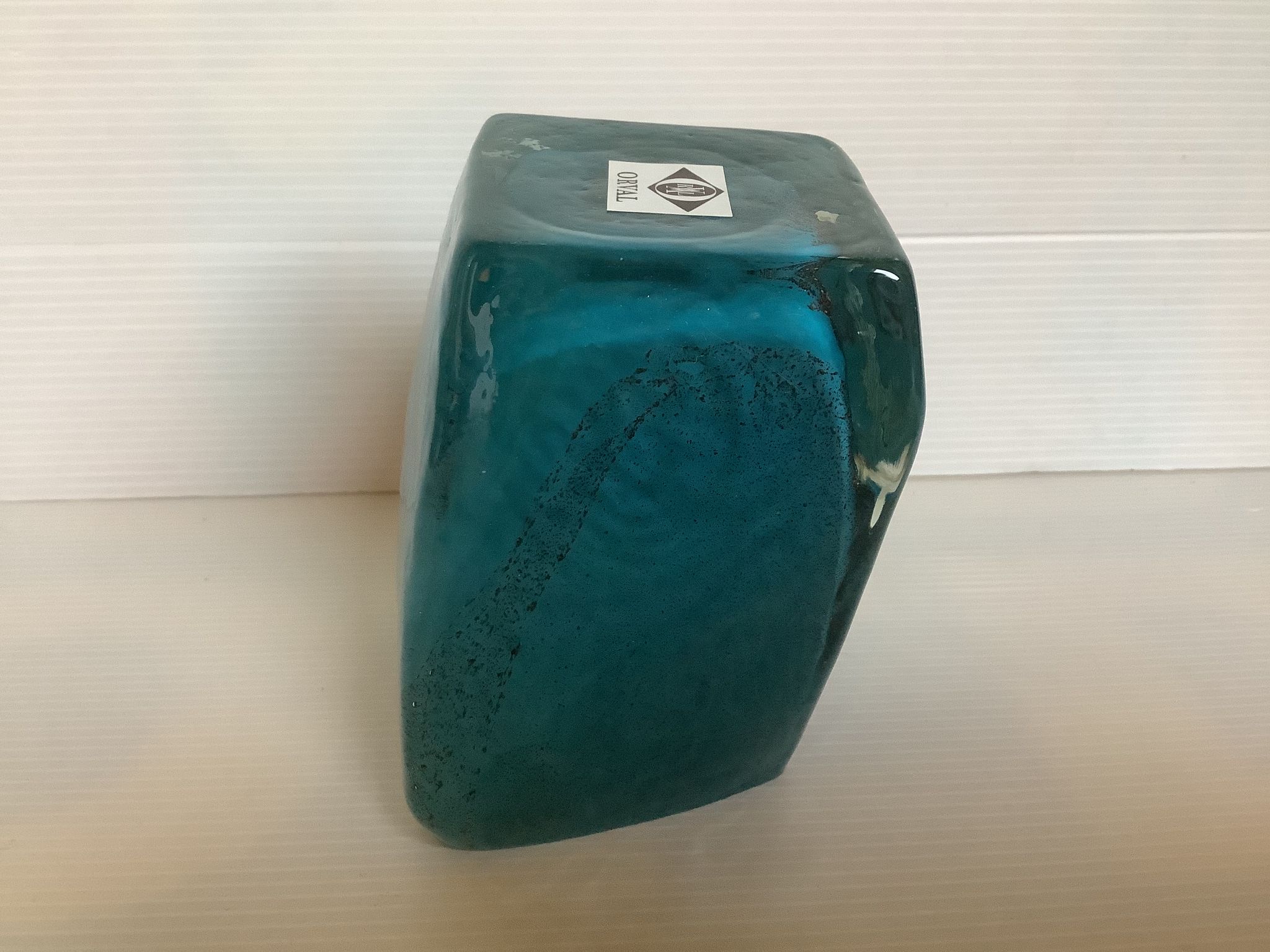 Vase Pentagone bleu et doré pâte de verre