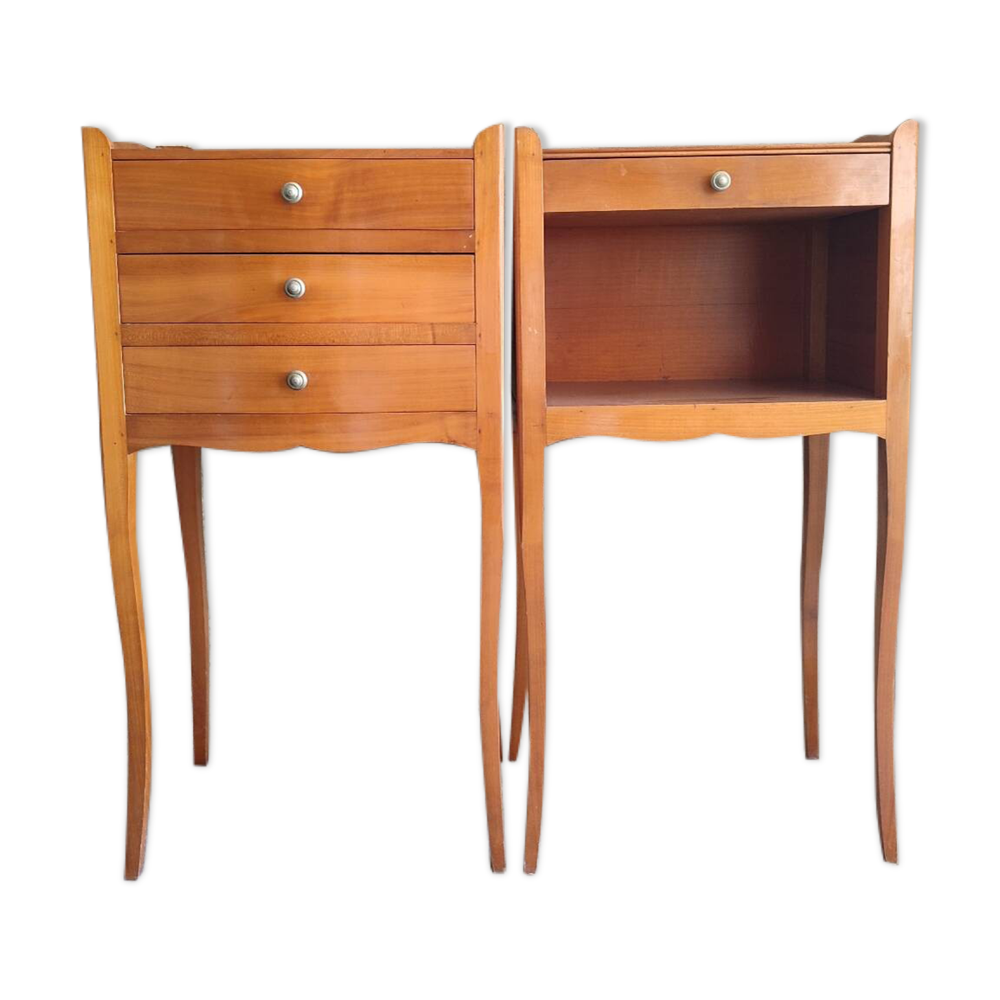 2 bedside tables