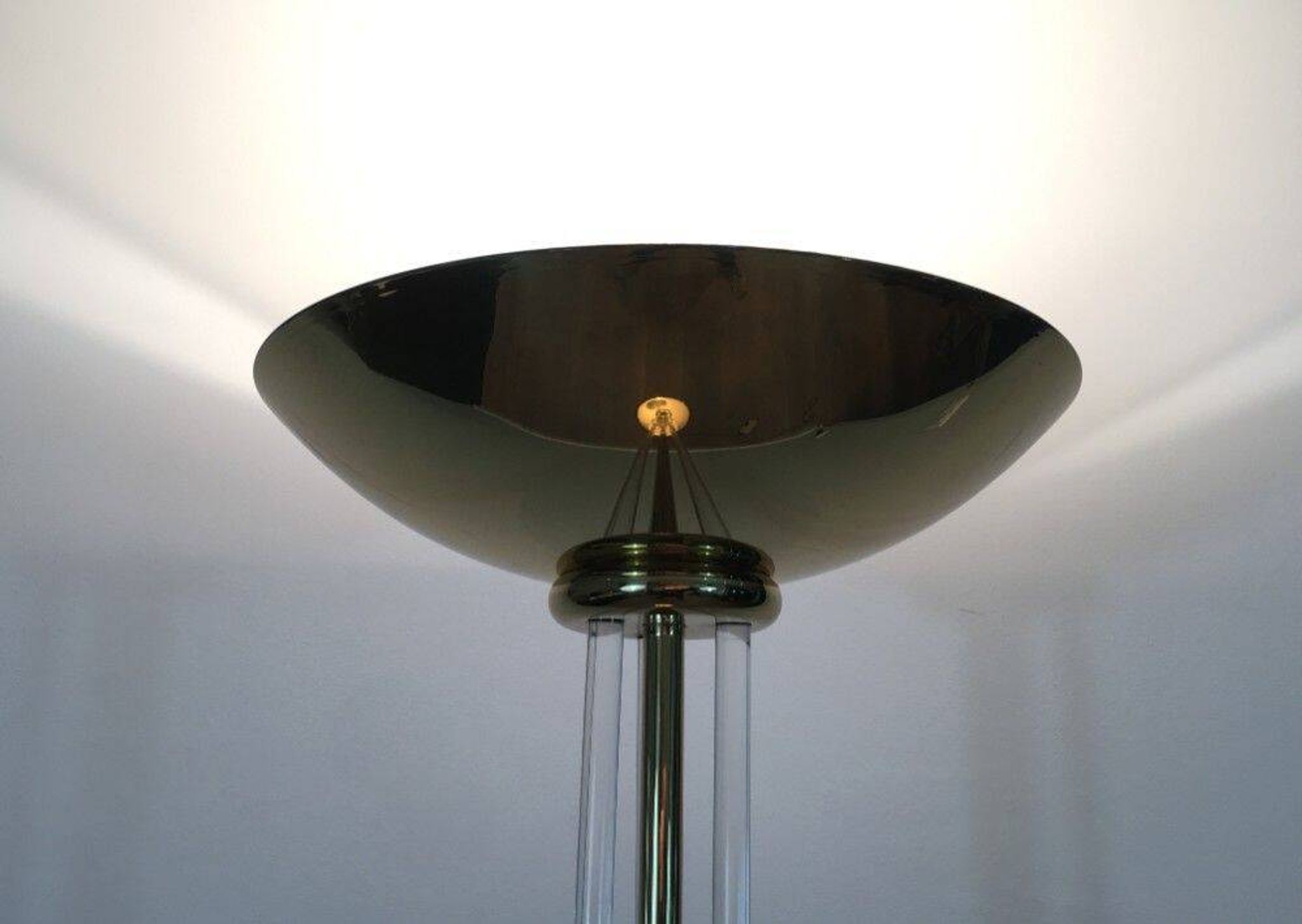 Lampadaire de parquet design en laiton doré et plexiglass