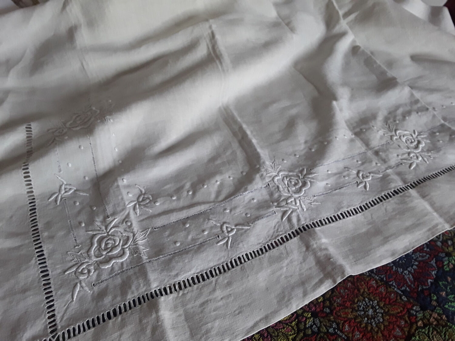 Drap blanc 2 personnes en coton brodé de roses