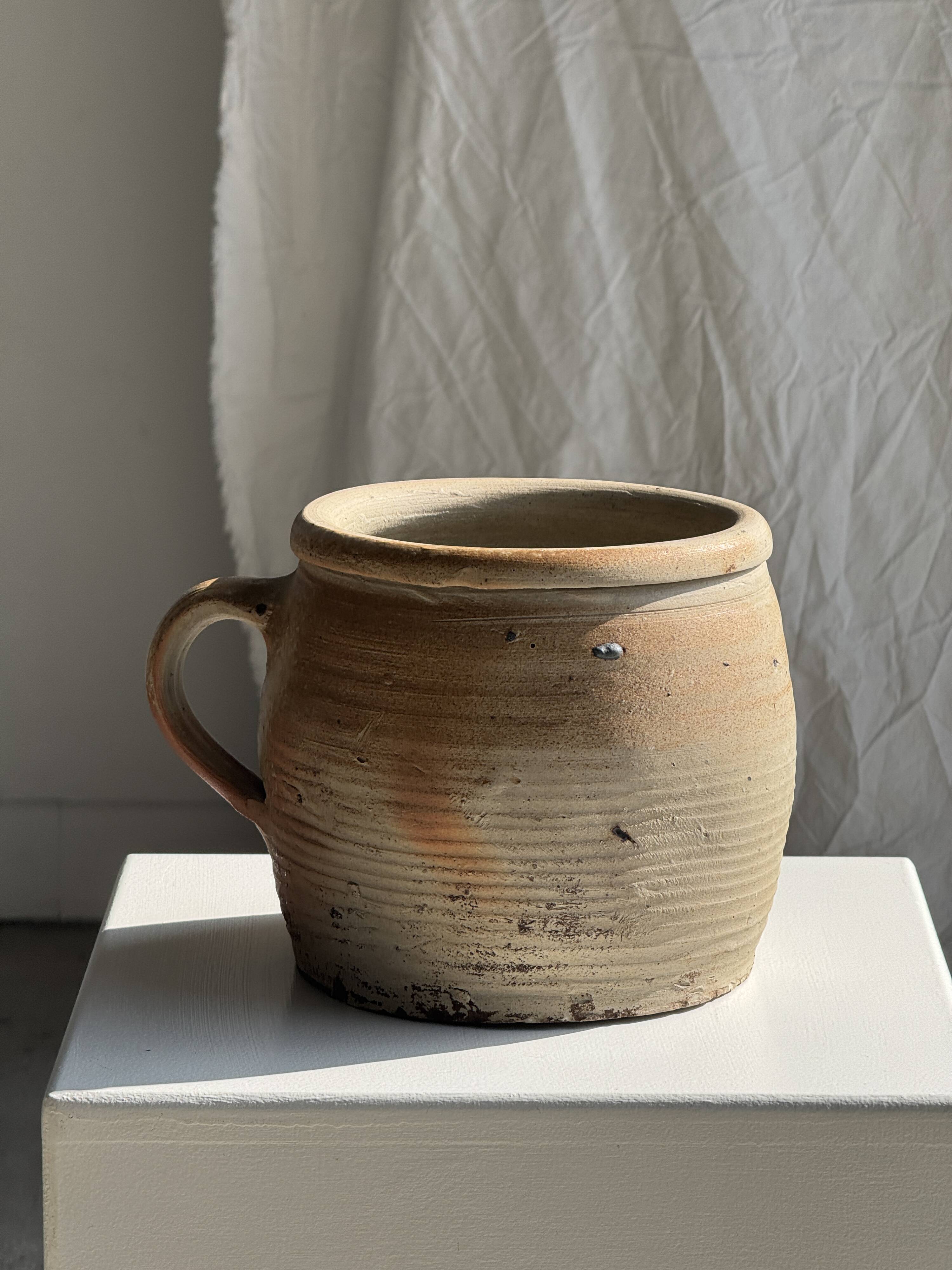 Large stoneware pot with ribbed handle H16