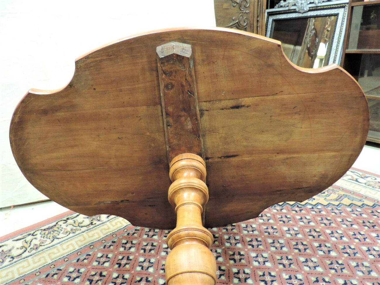 Tripod-tinged cherry-tree pedestal