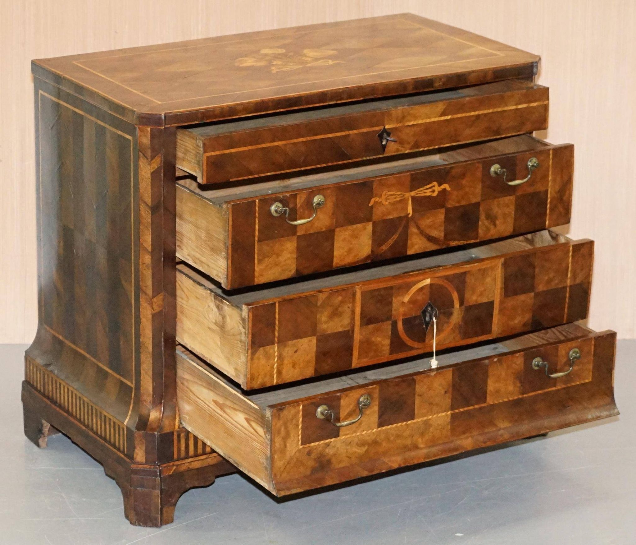 Commode parquetry marqueterie continentale circa 1780