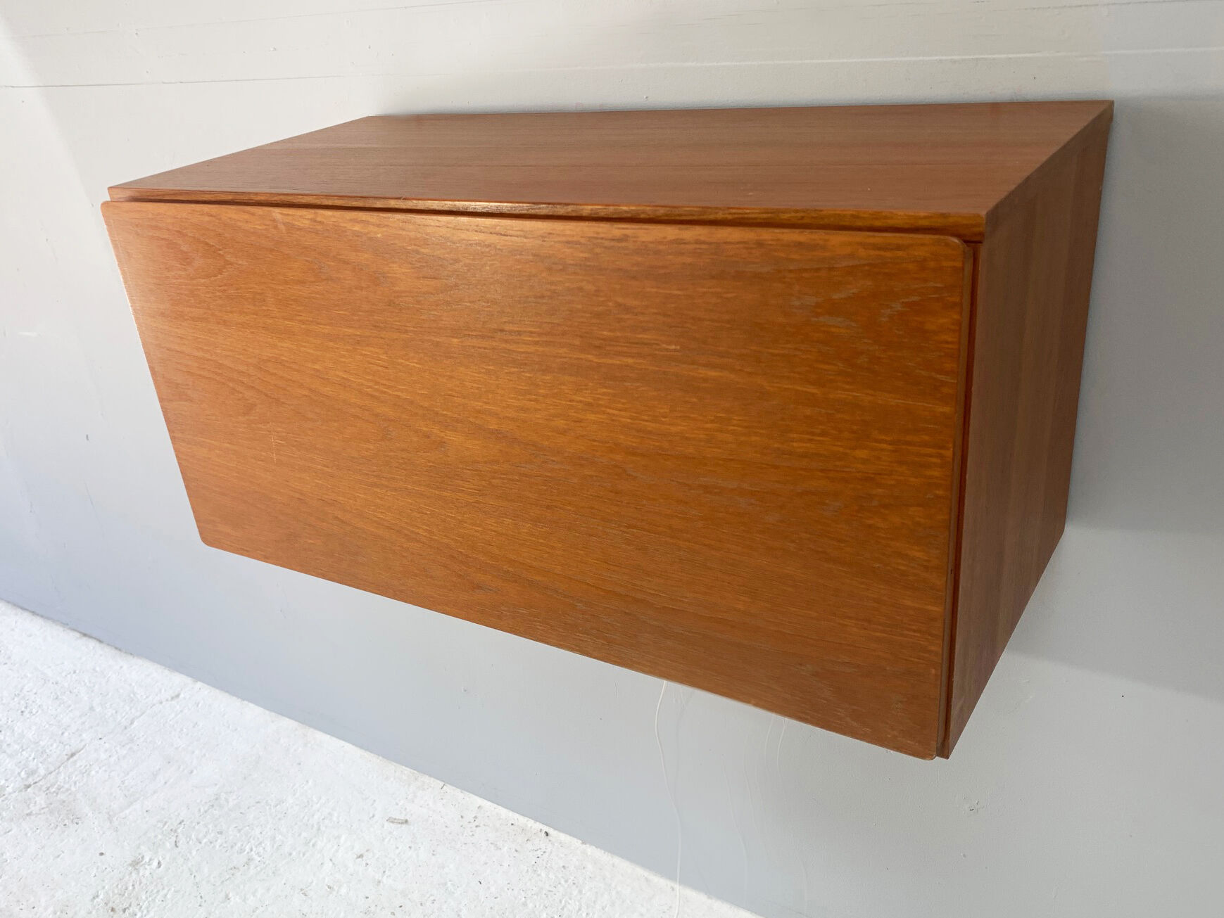 1970’s mid century Beaver & Tapley 33 floating desk/storage cabinet