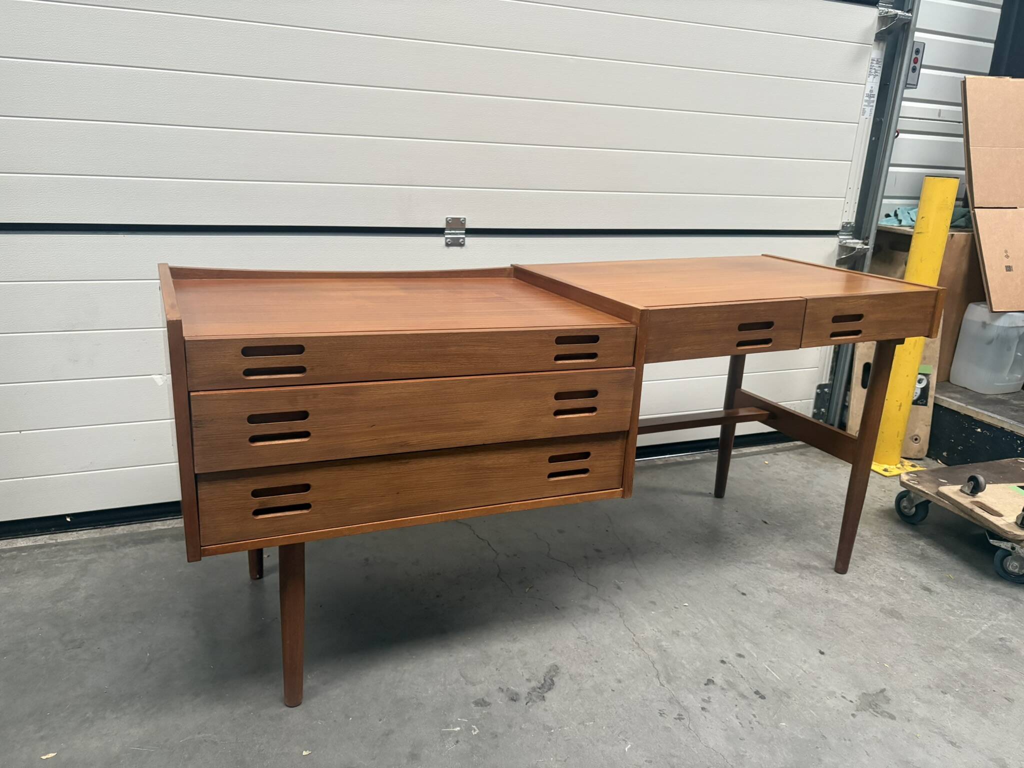 Bureau Scandinave midcentury à caisson et finition acajou
