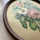 Peinture sur soie bouquet de fleurs dans cadre ovale