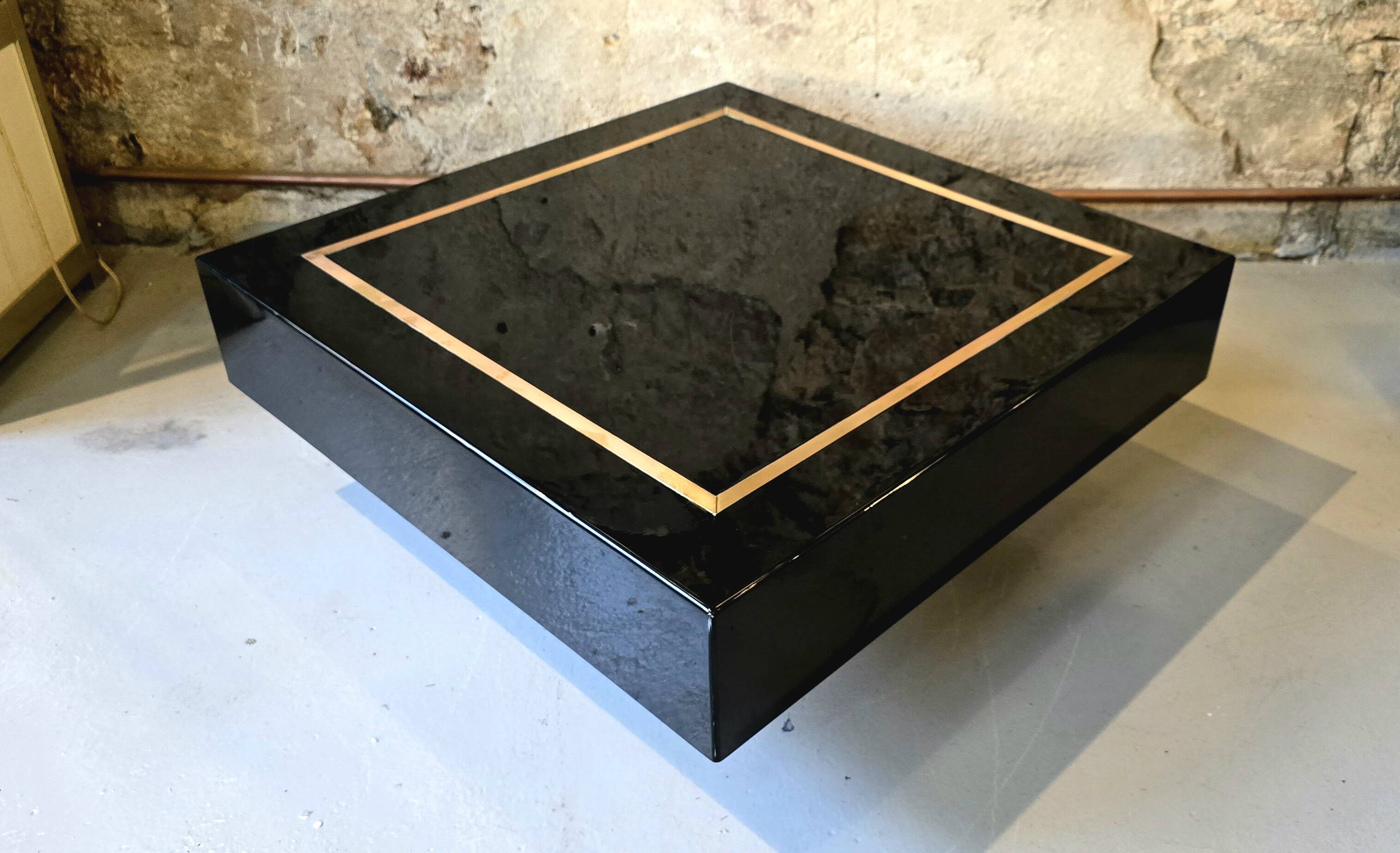 Table basse carrée en laque noire et laiton-Jean-Claude Mahey