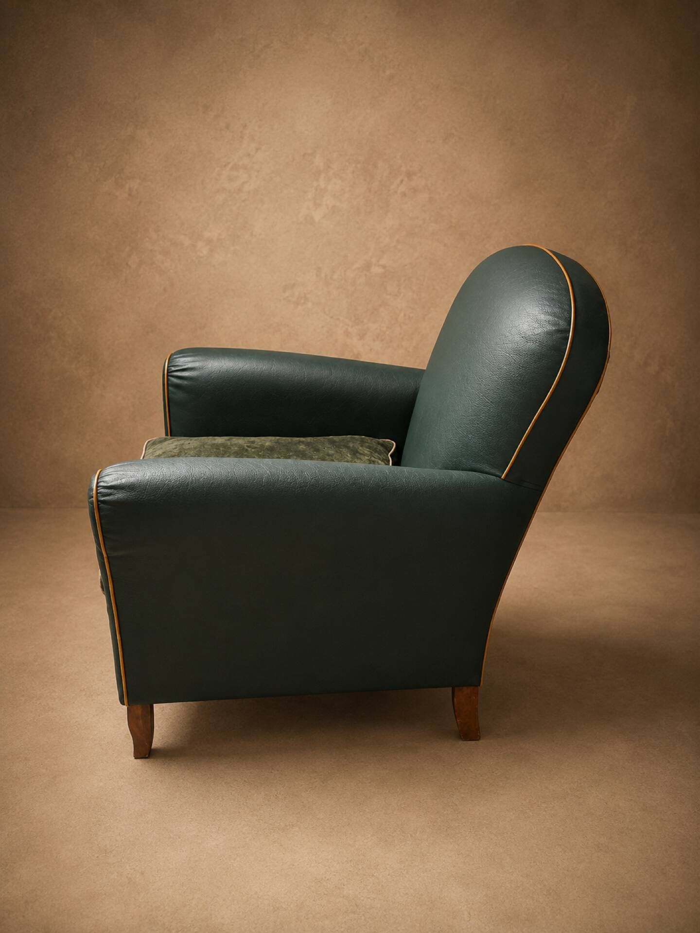 Fauteuil club en simili-cuir et noyer