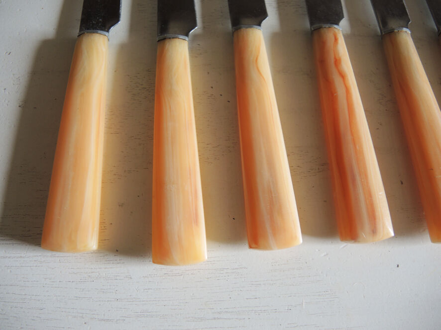9 Old Stainless Steel And Bakelite Table Knives