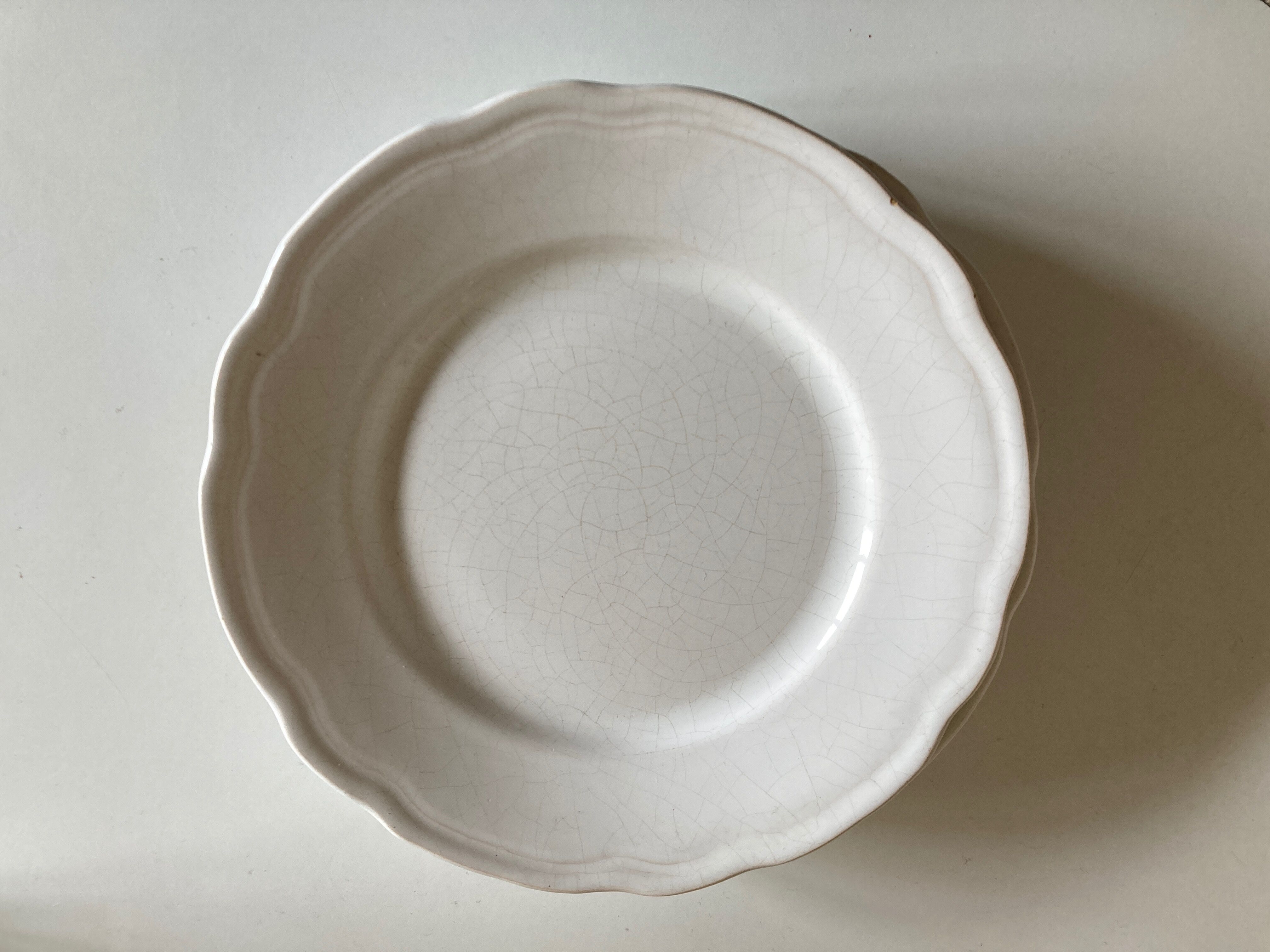 Set de 4 assiettes de Mougins en terre émaillée blanche à godrons