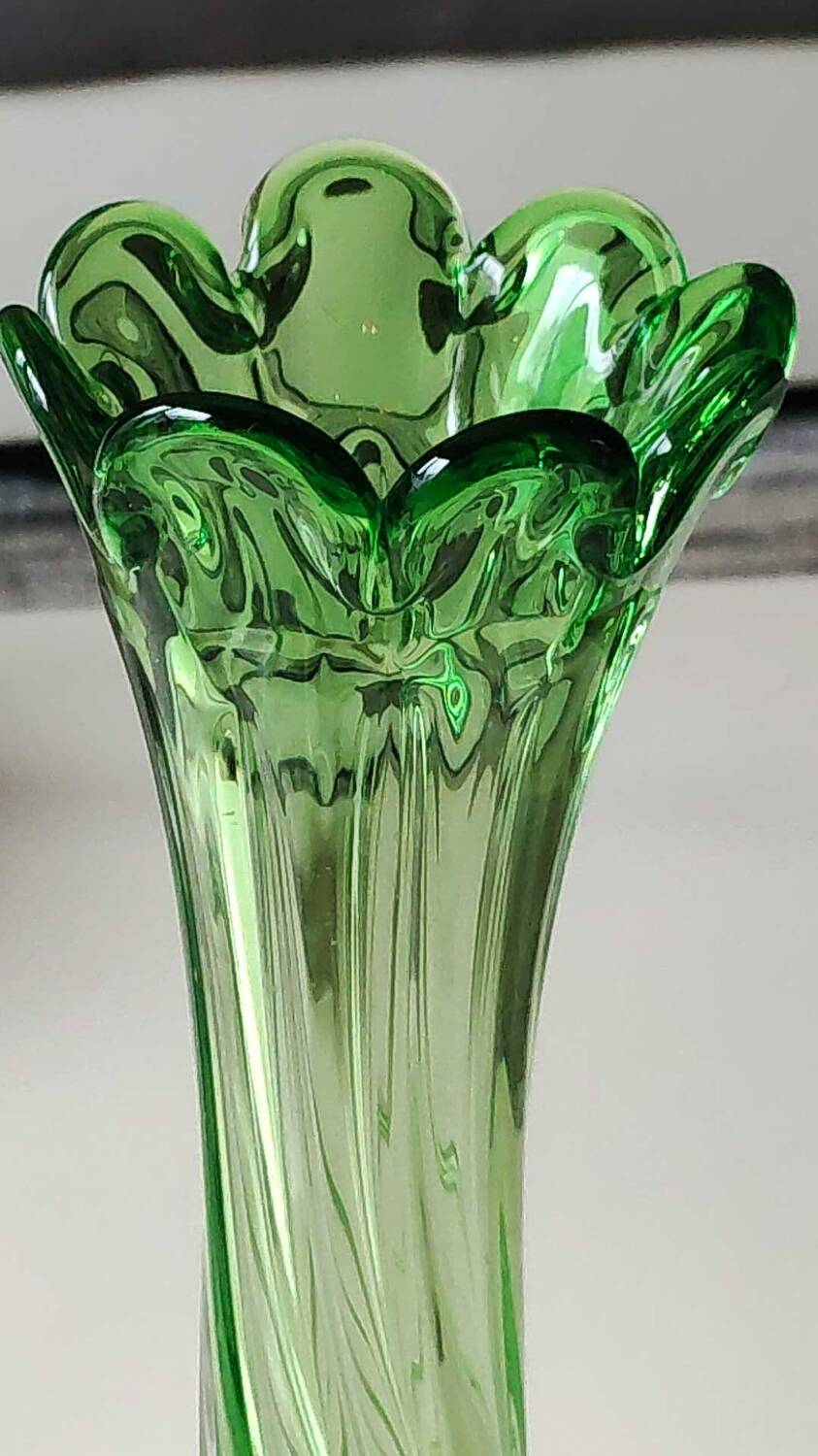 Murano style vase, in art glass. With twisted design/scalloped neck/27 cm