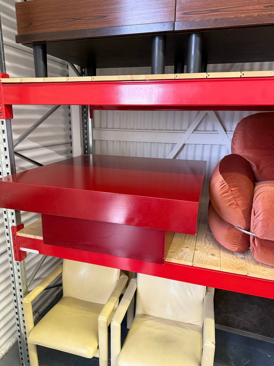 Table basse italienne rouge du milieu du siècle avec plateau en verre