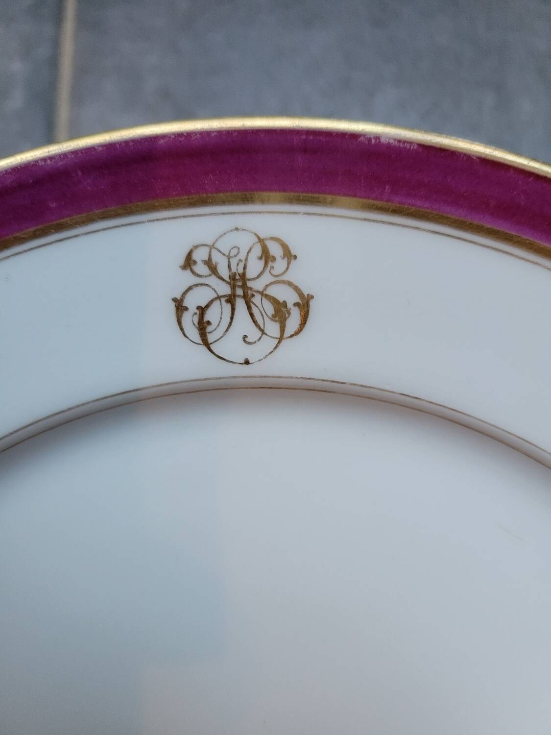 13 assiettes à dessert monogramme HS