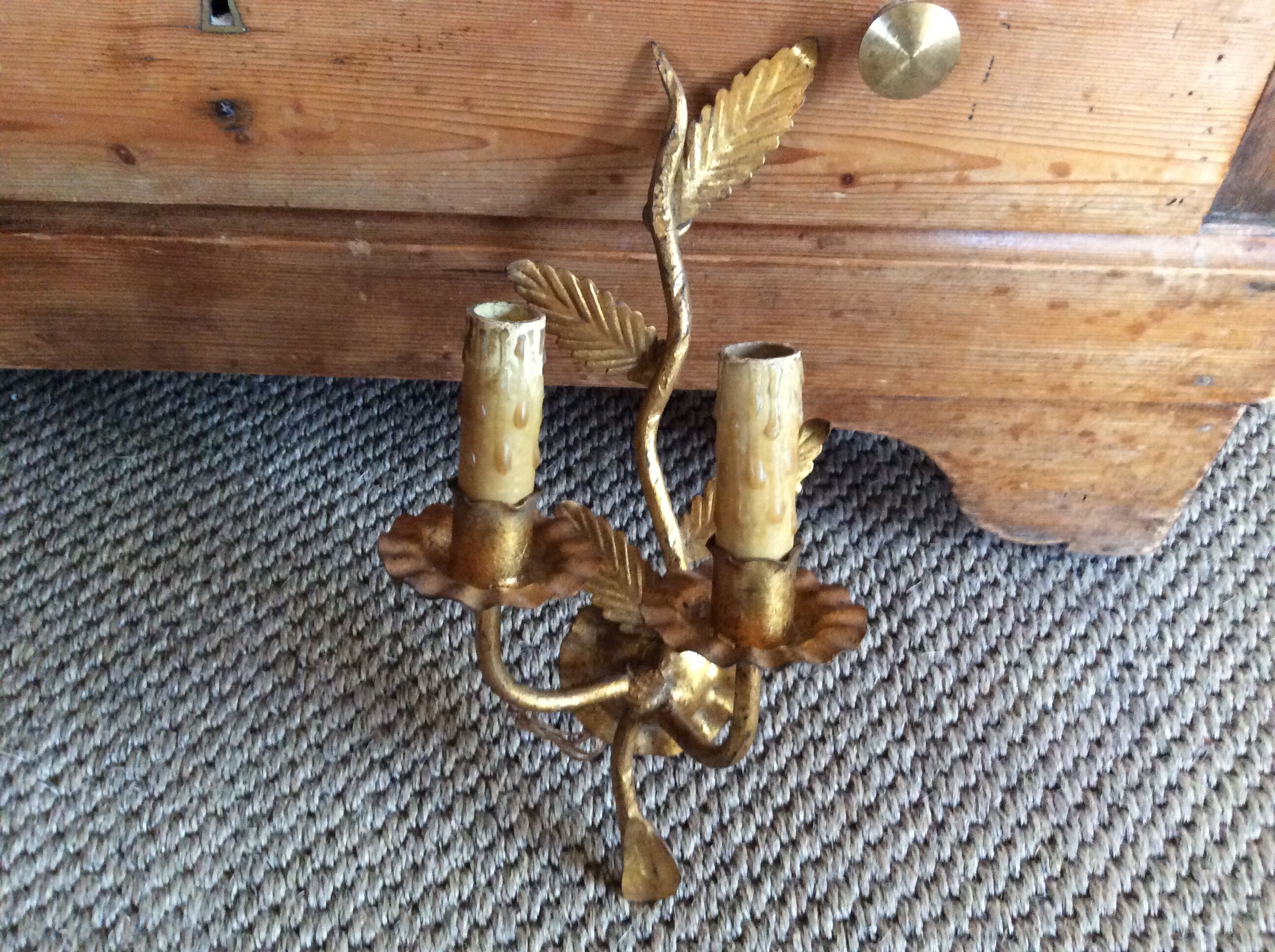 Wall lamp in gold metal