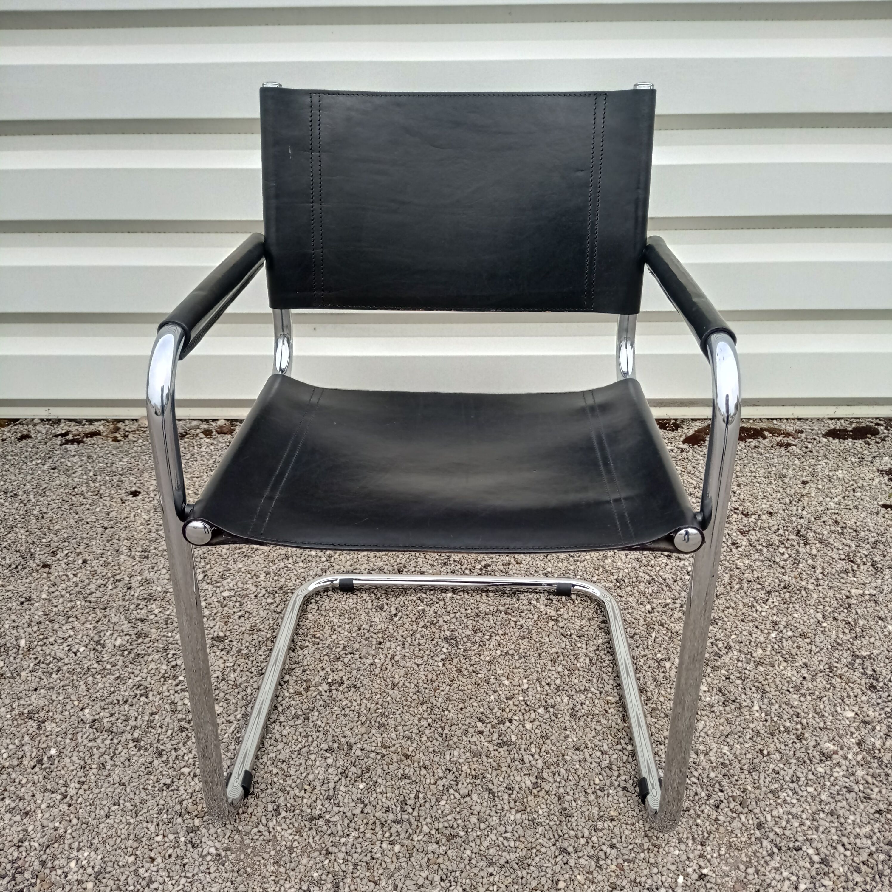 Paire de fauteuils Cantilever en cuir noir
