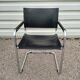 Paire de fauteuils Cantilever en cuir noir