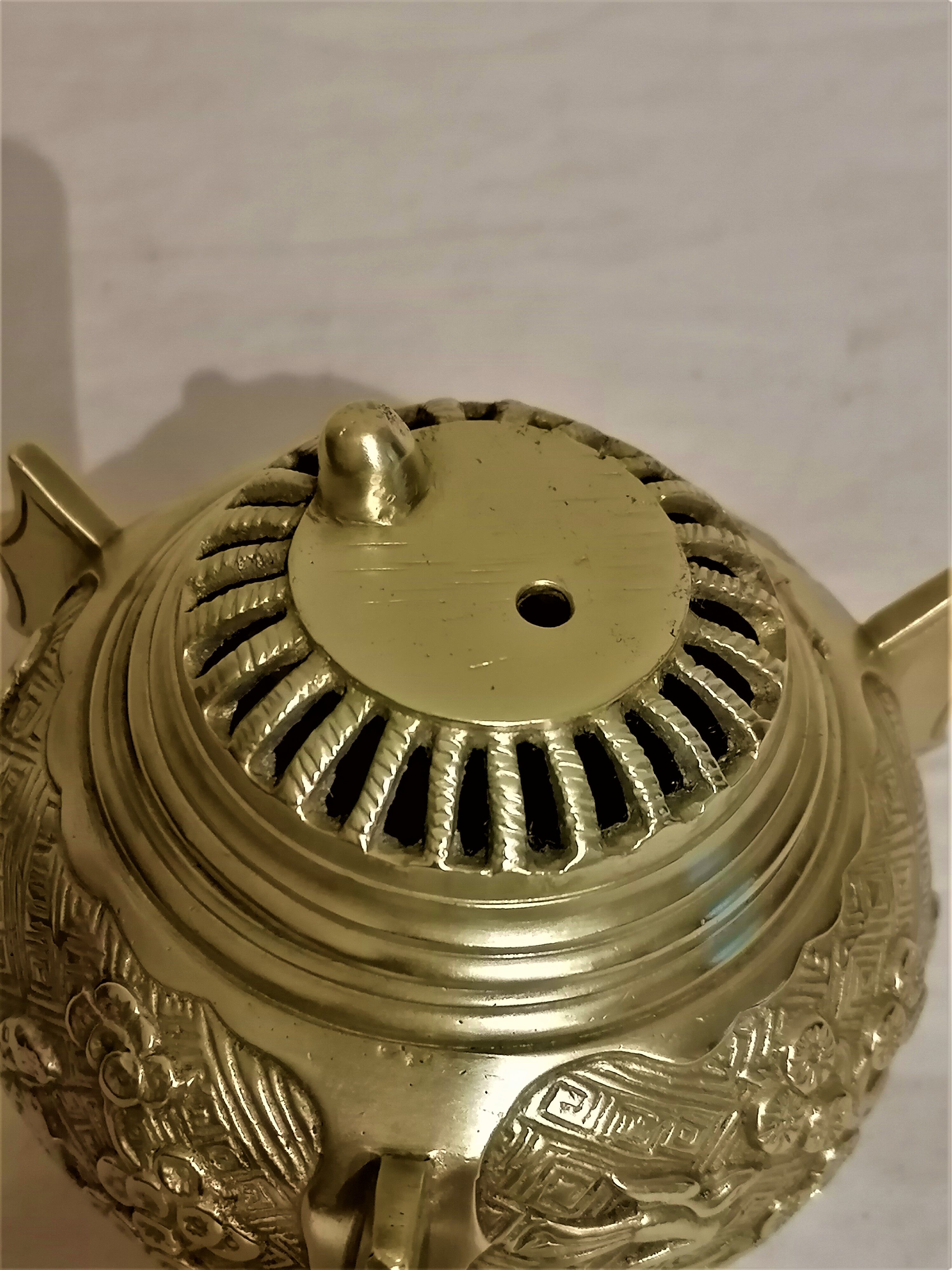 Covered pot, burns perfume, Chinese incense in bonze