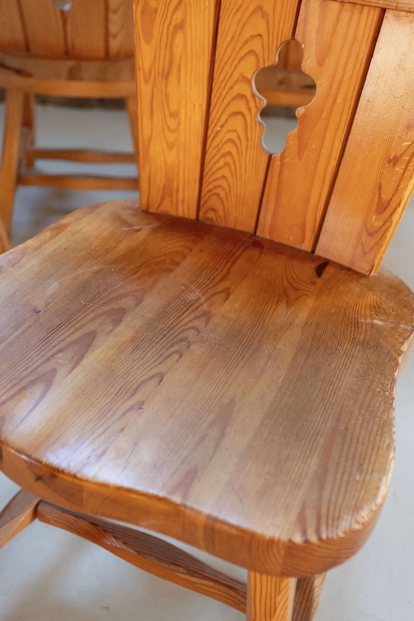 Set of four sculptural pine dining chairs – 1970s