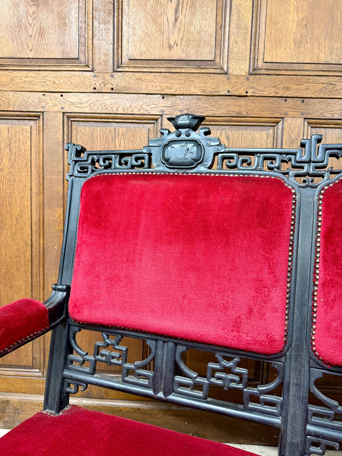 Large Japanese-style sofa in carved wood and red velvet, 19th century