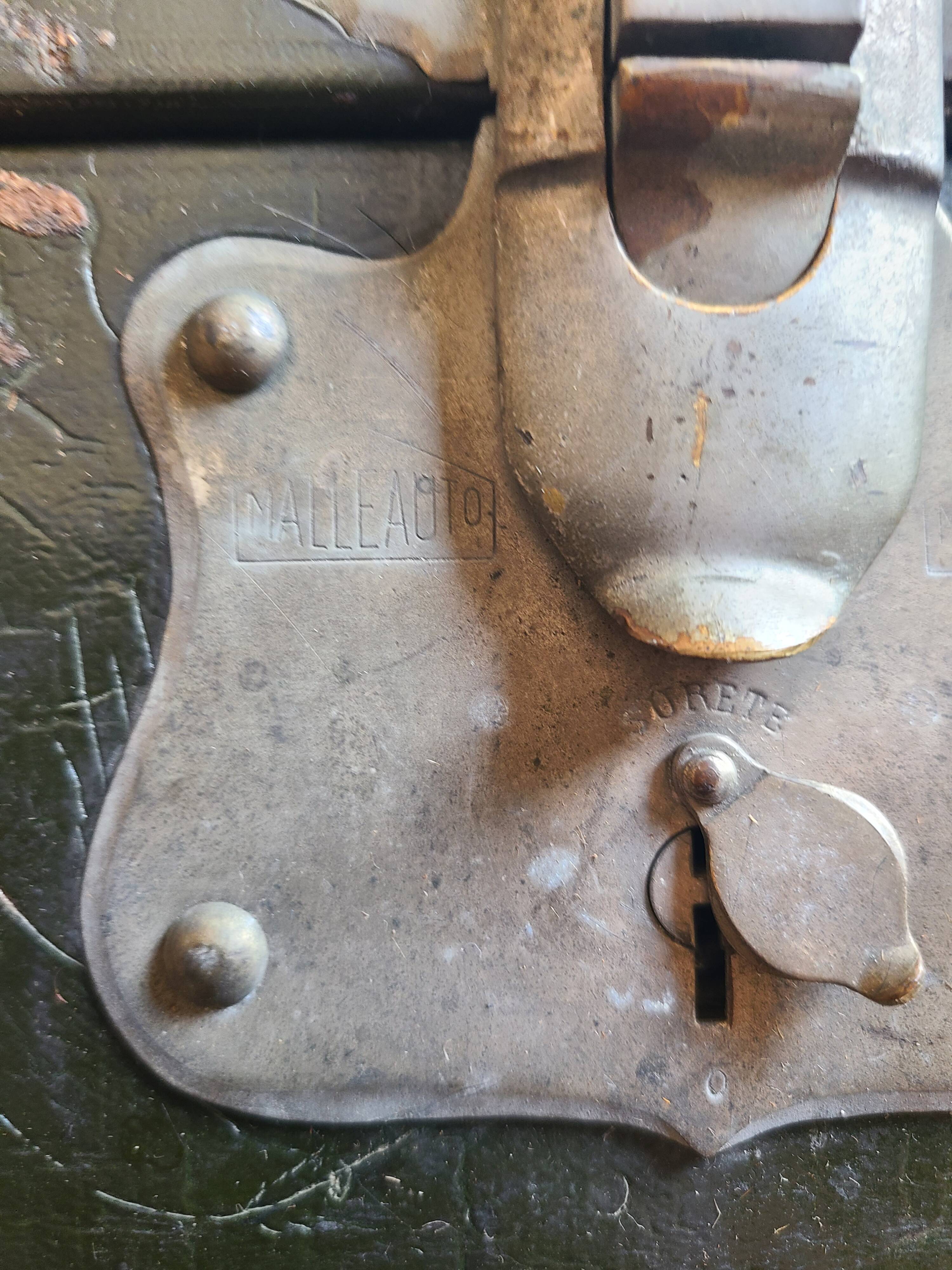 1920 Malle auto "malle plume". Very good condition with keys.