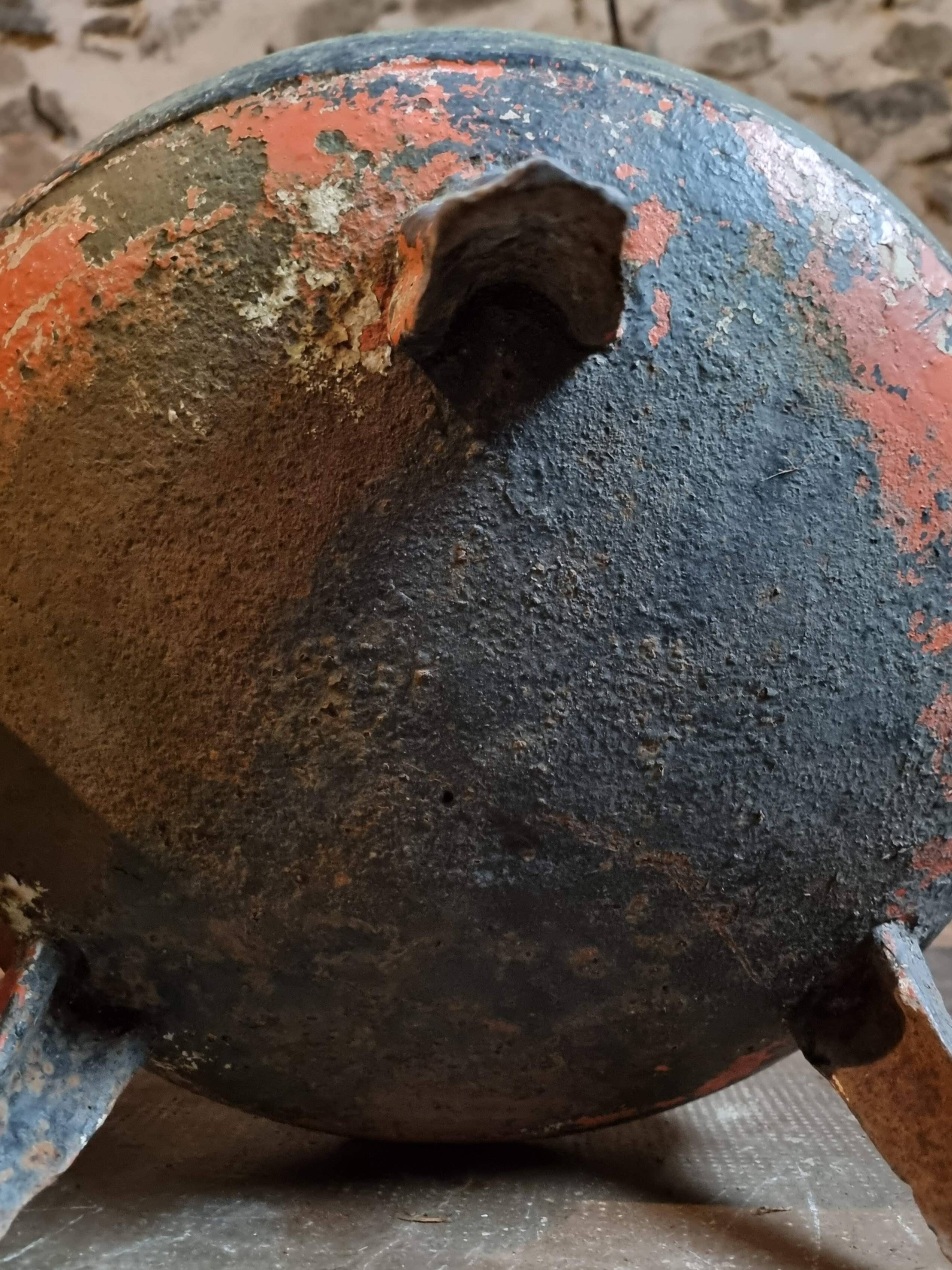 Ensemble d'anciens pots en fonte (chaudrons), France, 1880–1900