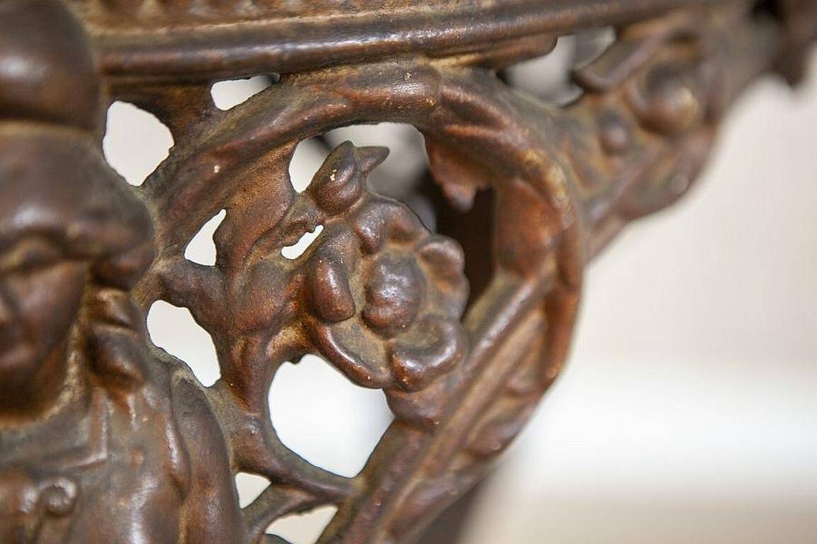 Table basse ovale vintage sur base en fonte, années 1950