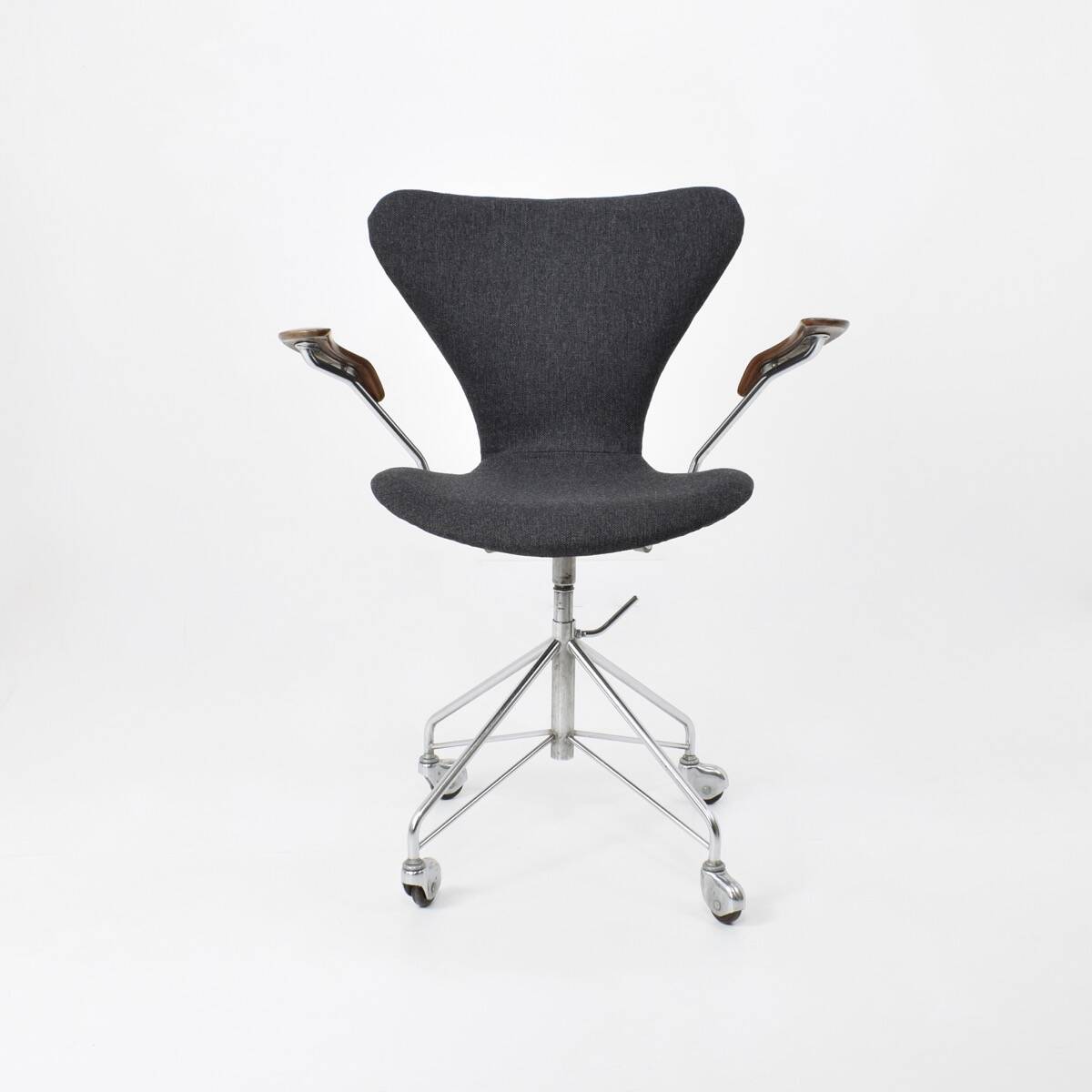 Series 7 Armchair Model 3217 Eiffel Foot By Arne Jacobsen By Fritz Hansen, Original Edition