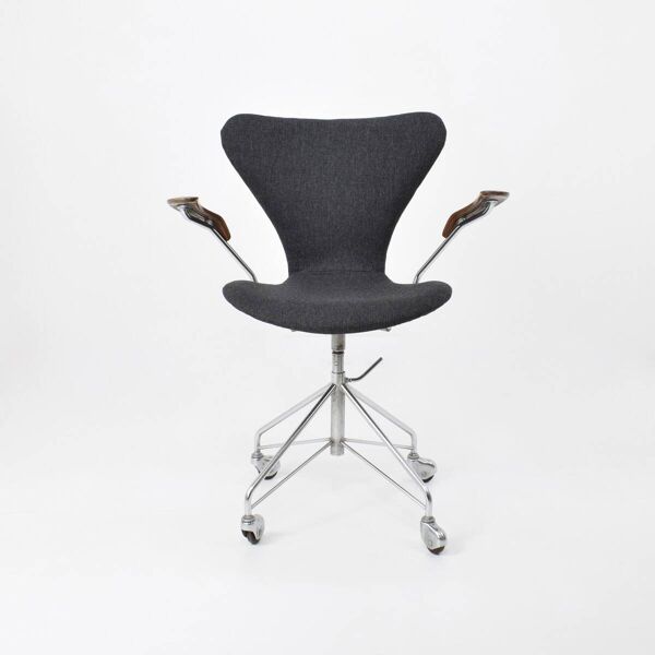 Fauteuil Série 7 Modèle 3217 Pied Eiffel D’ Arne Jacobsen Par Fritz Hansen, Édition Originale