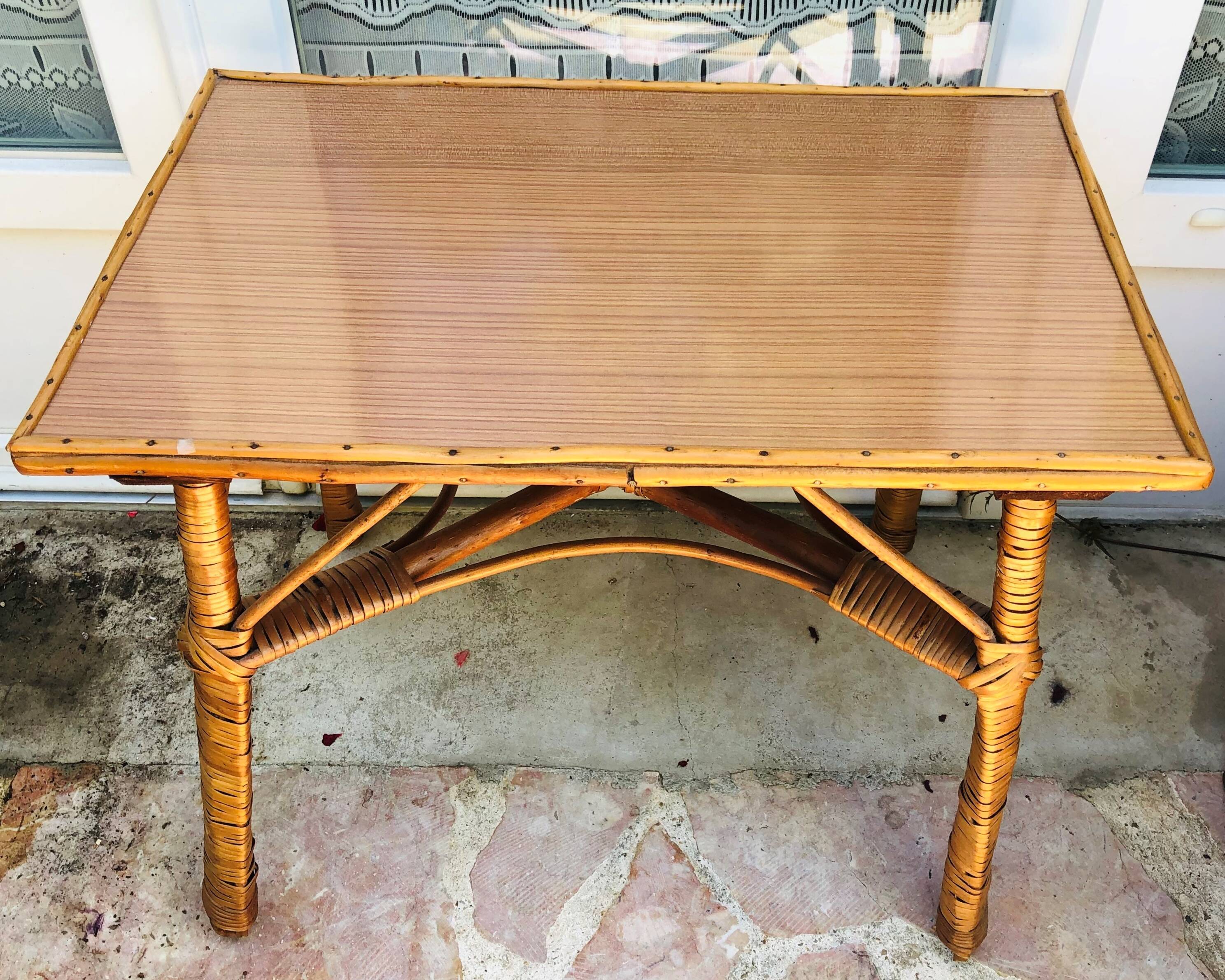 Vintage coffee table in wicker and formica