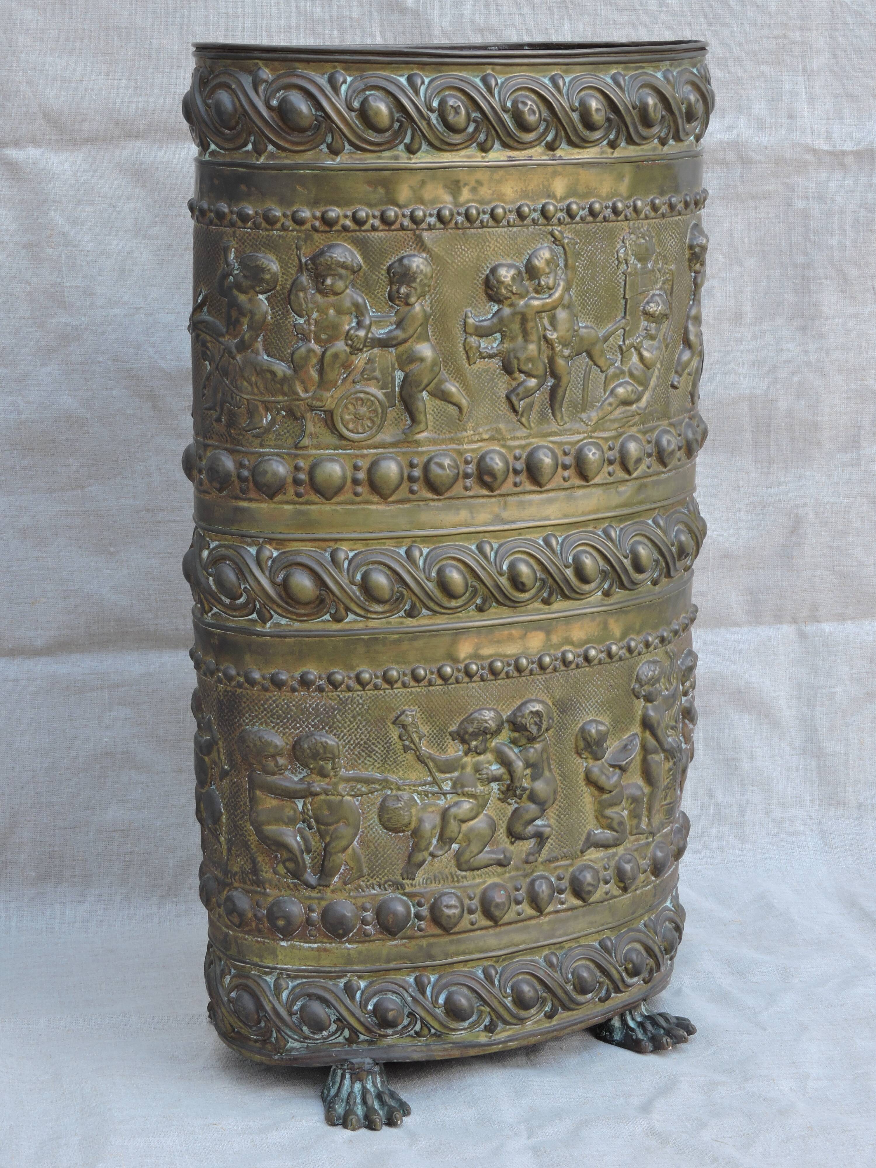 UMBRELLA HOLDER in copper with decoration in repelled CHERUBIN PUTTI ANGELOT, copperware XIX th century