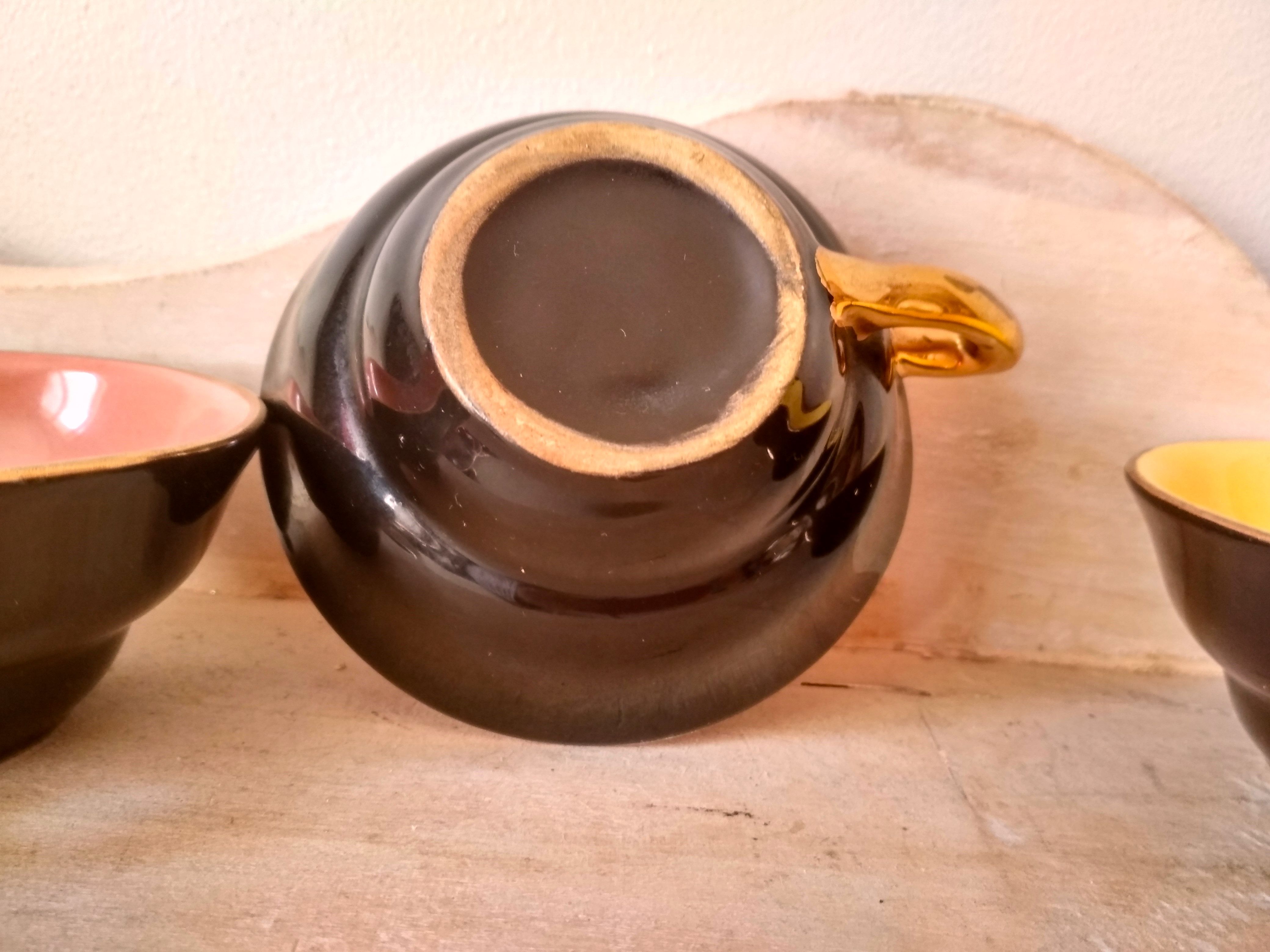 4 cups tea or coffee in the 1950s, color mugs, black and Golden NET