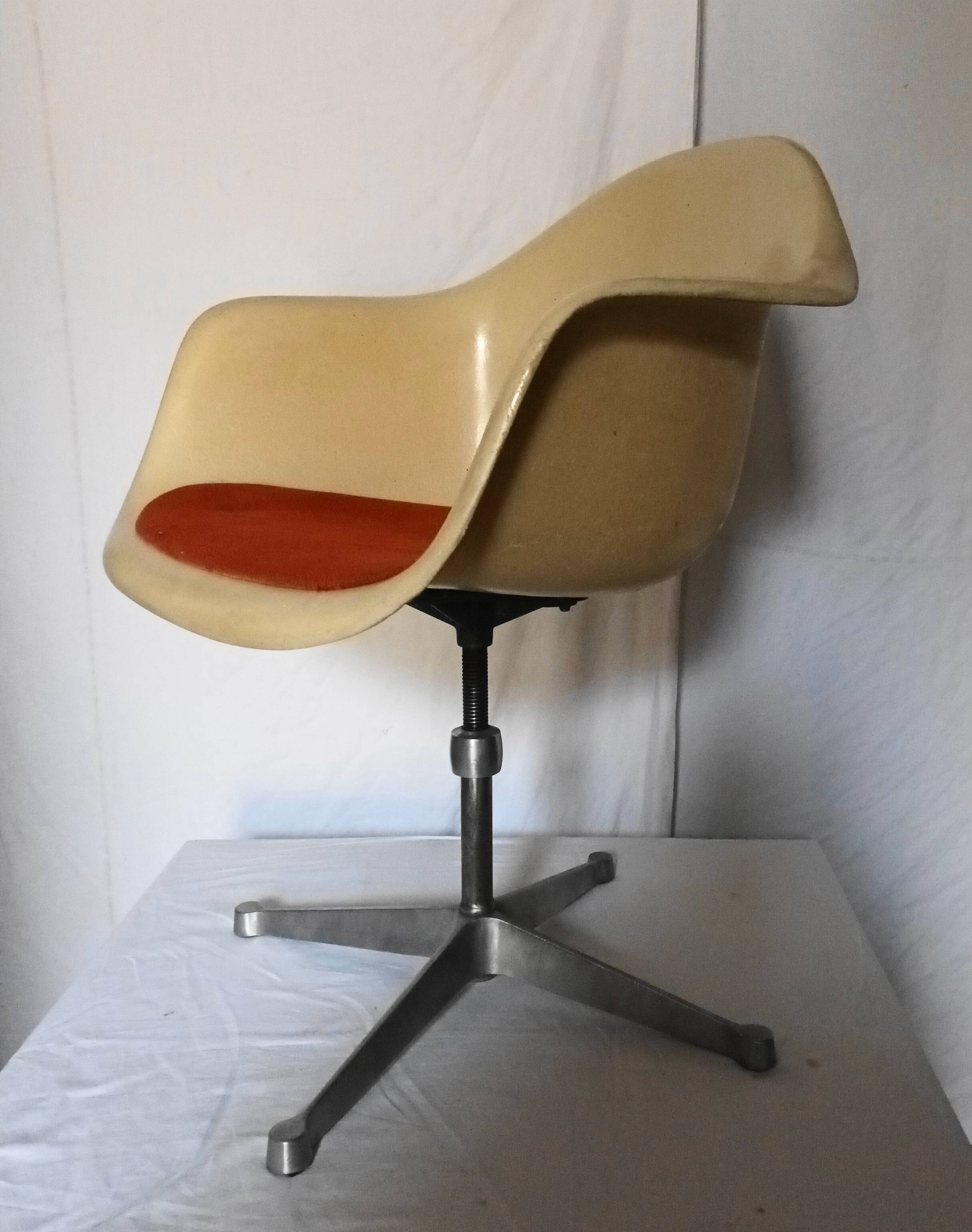 Fauteuil de bureau de Charles et Ray Eames pour Herman Miller des années 60