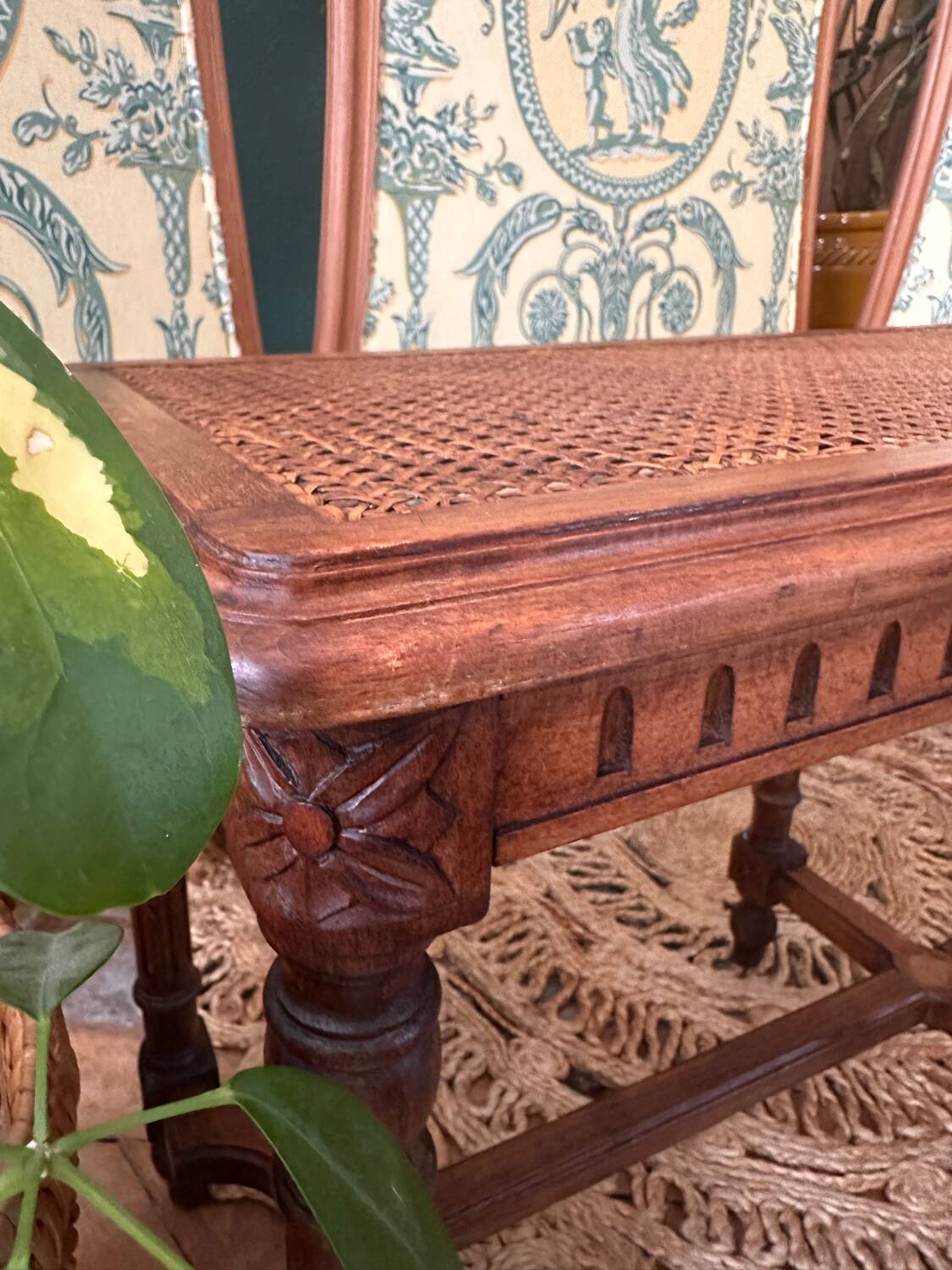 Piano bench seat in cane