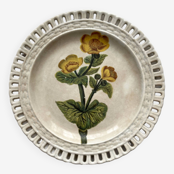 Assiette ajourée en faïence fine, opaque de Lunéville, peinture de fleurs datée de 1886