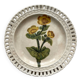 Assiette ajourée en faïence fine, opaque de Lunéville, peinture de fleurs datée de 1886