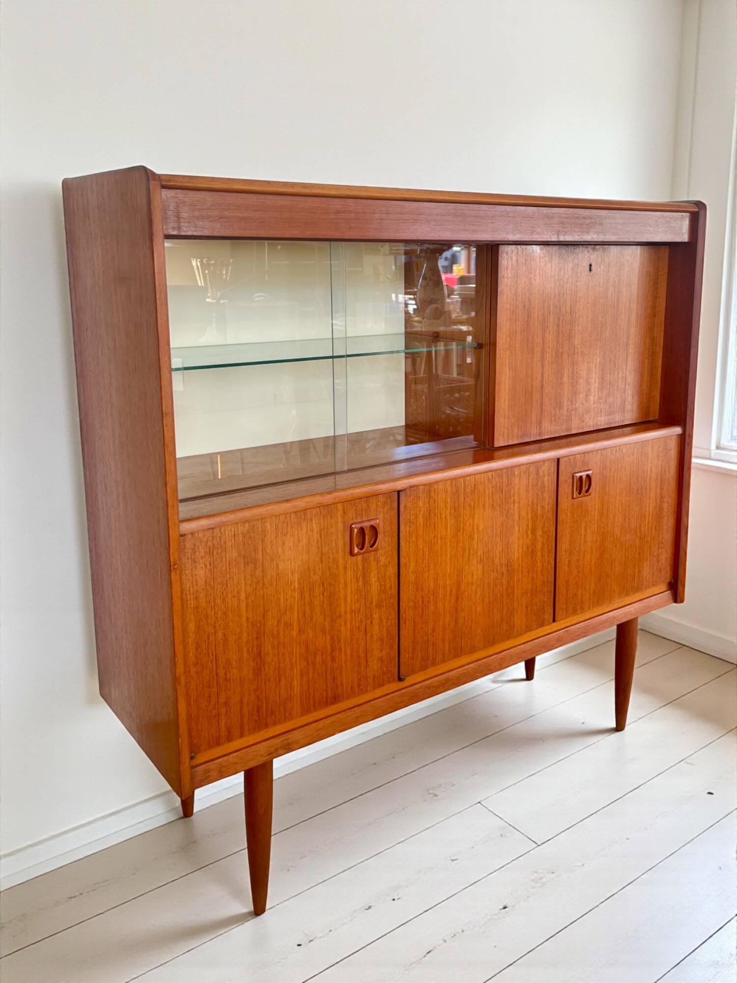 Vintage teak display cabinet / bar cabinet