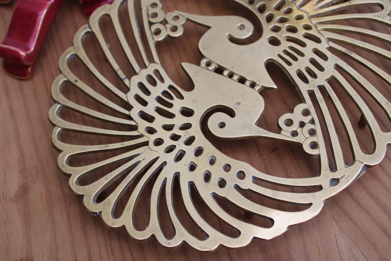 Golden table mat