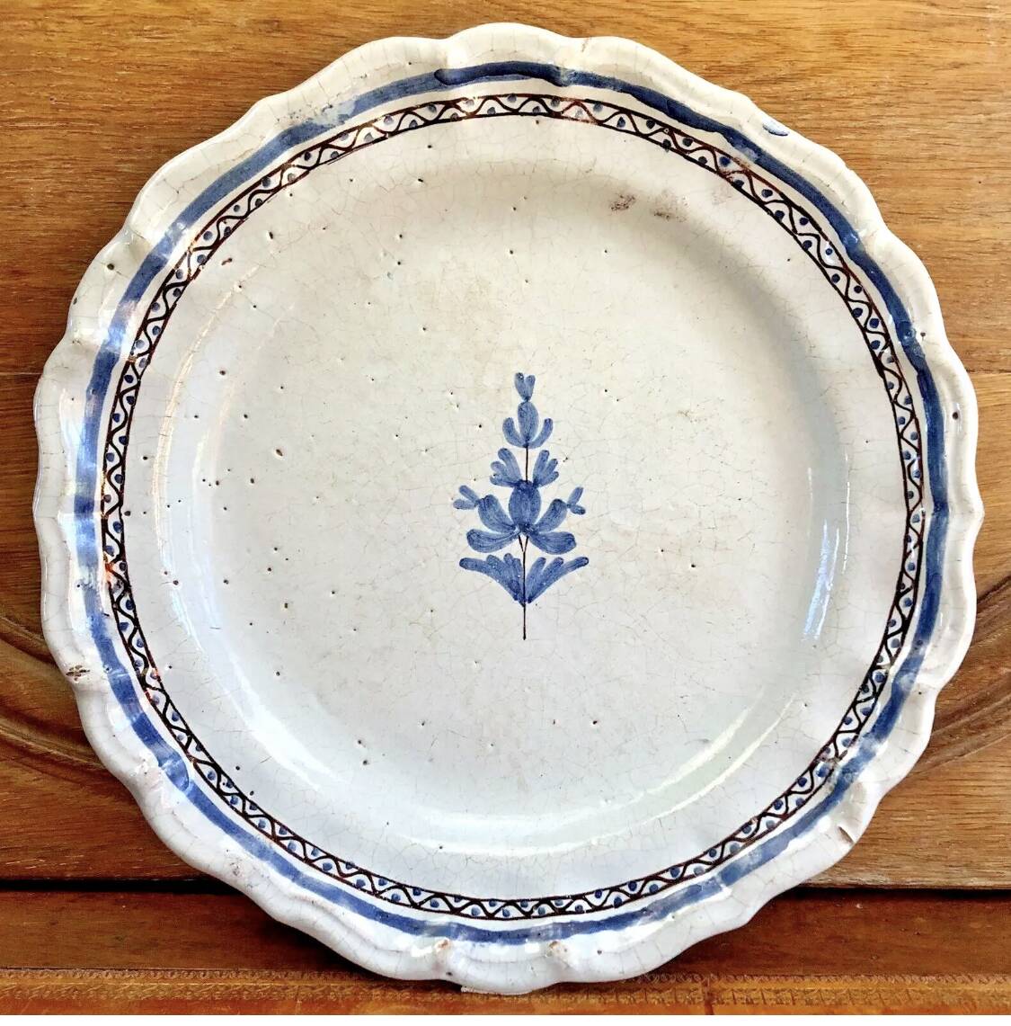 Old semi-hollow round dish XVIII Forges les eaux Rouen cul noir