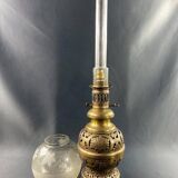 Grande lampe XIXe électrifiée en laiton à décor ajouré de style Louis XIII