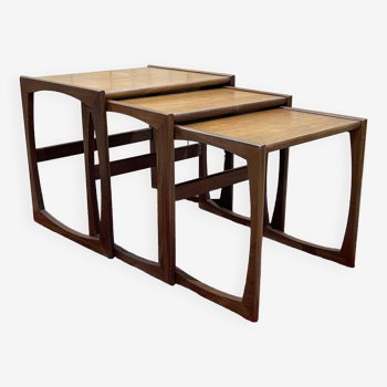 Suite de 3 tables gigognes en teck de la marque GPlan des années 1970