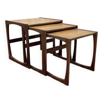 Suite de 3 tables gigognes en teck de la marque GPlan des années 1970