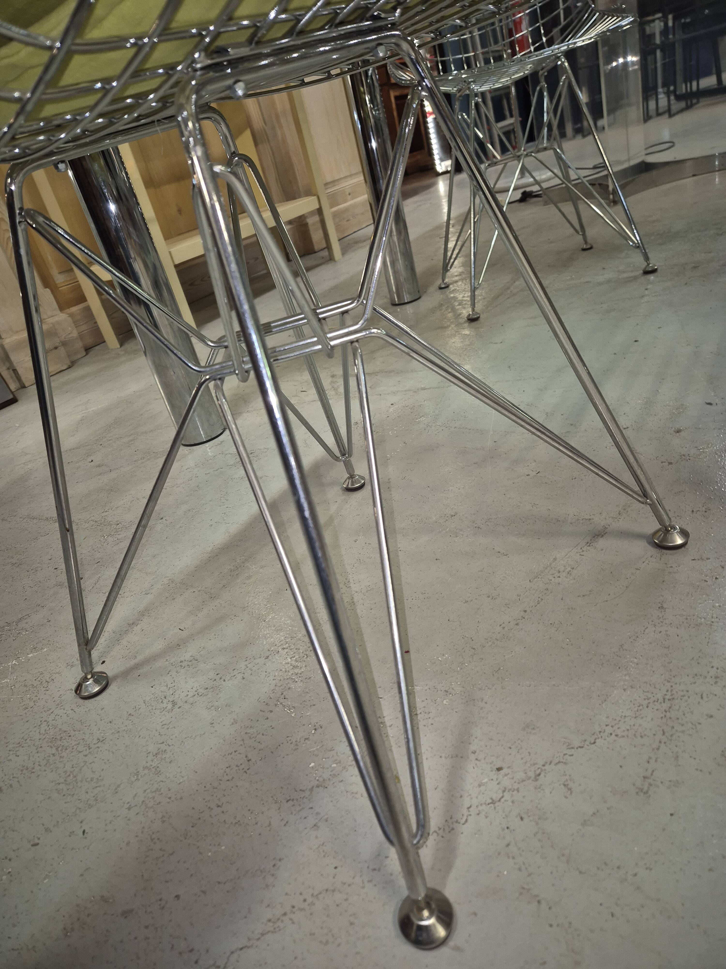 Série de 4 chaises wire chair Eames