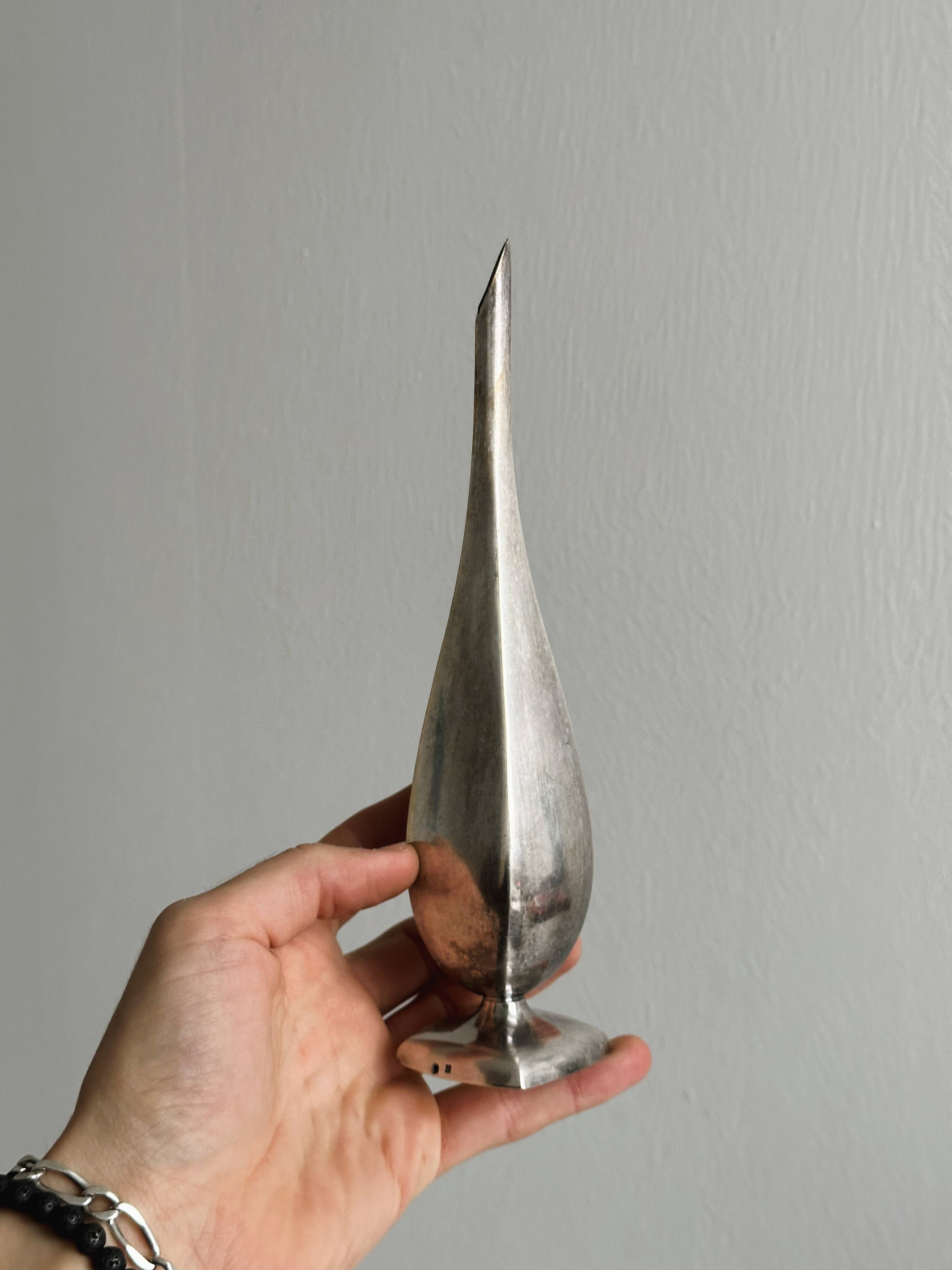 Petit vase soliflore en métal