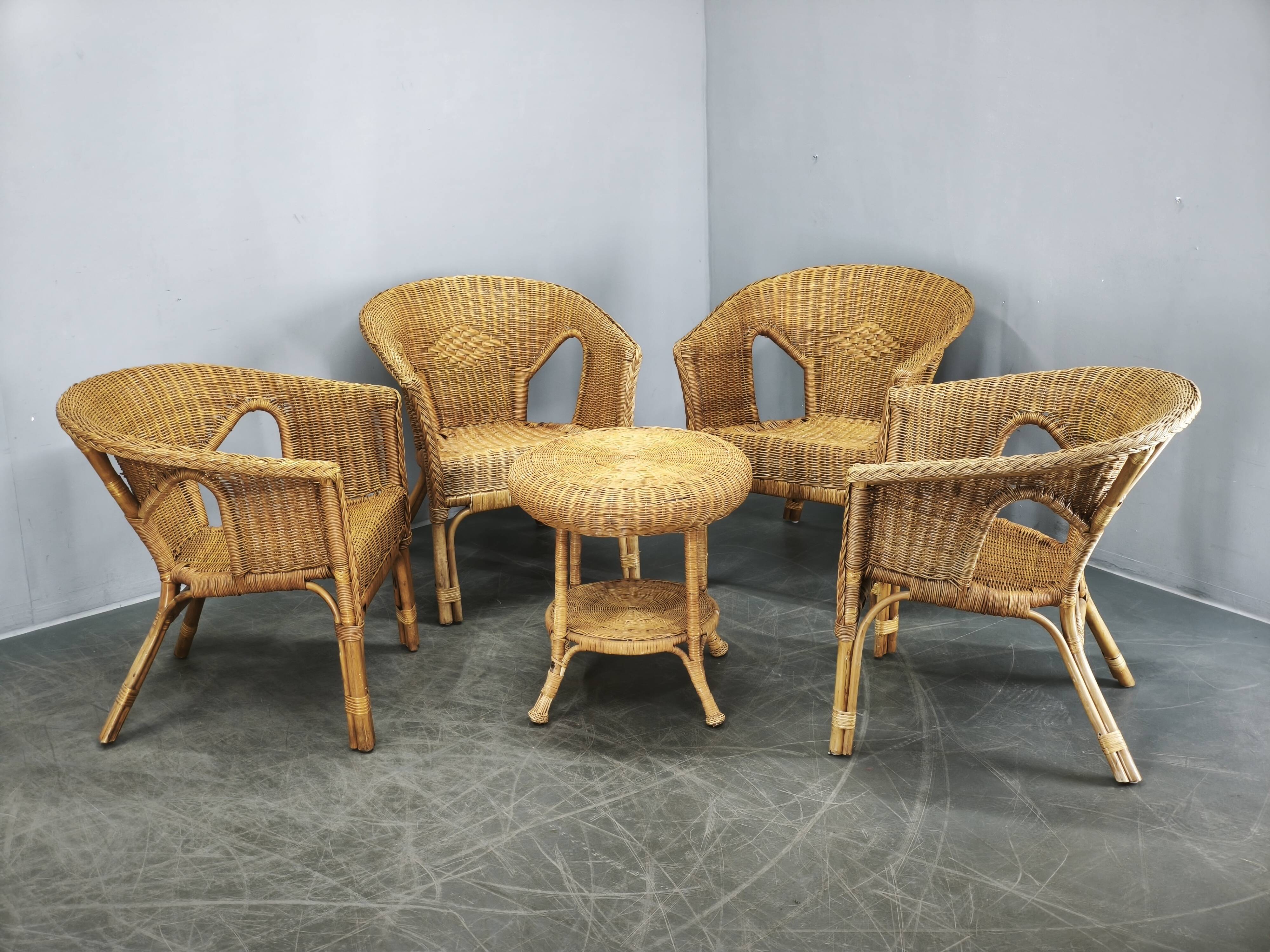 Ensemble de salon en rotin et osier italien des années 1950, quatre fauteuils et une table.