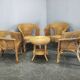Ensemble de salon en rotin et osier italien des années 1950, quatre fauteuils et une table.